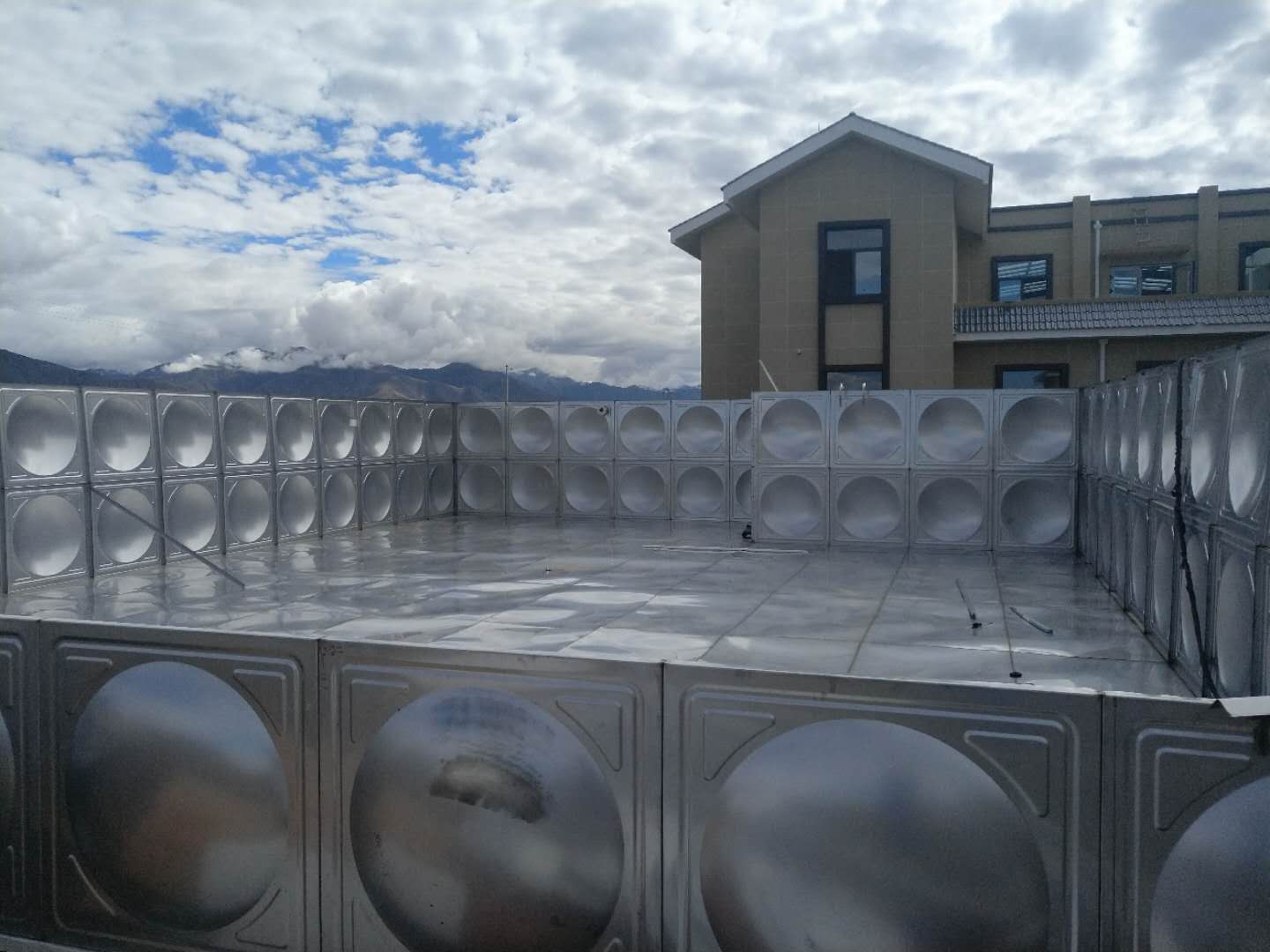 学校采用箱式无负压供水设备的优点